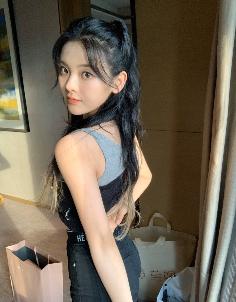 杨超越|杨超越回应自己演技，从唱跳到演戏一直被质疑，形容自己像灰姑娘