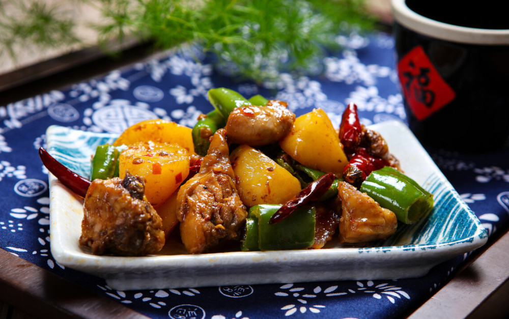 学会做大盘鸡,逢年过节的餐桌上又添一盘大菜,佐酒下饭都很美味