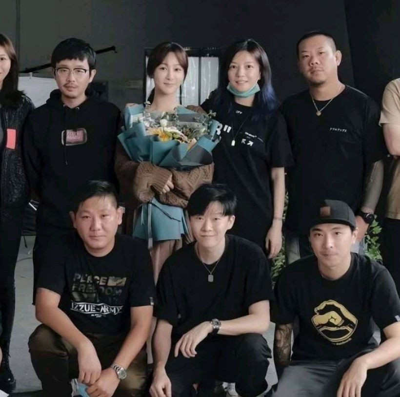 杨紫|杨紫赵薇新剧杀青，二人素颜同框出镜状态佳，相差17岁似姐妹