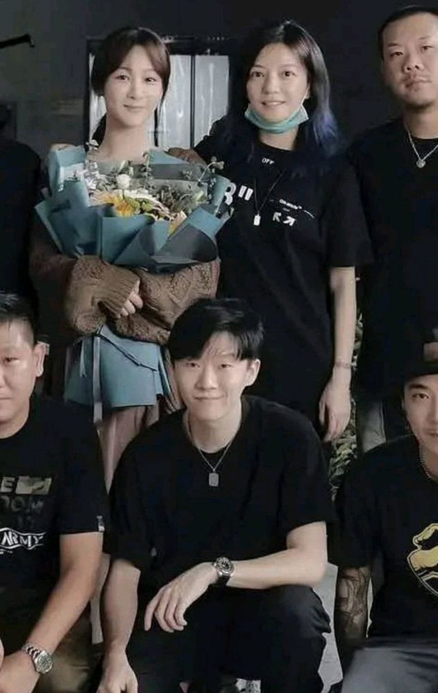 杨紫|杨紫赵薇新剧杀青，二人素颜同框出镜状态佳，相差17岁似姐妹