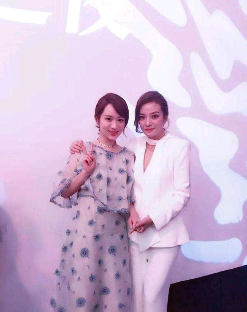 杨紫|杨紫赵薇新剧杀青，二人素颜同框出镜状态佳，相差17岁似姐妹