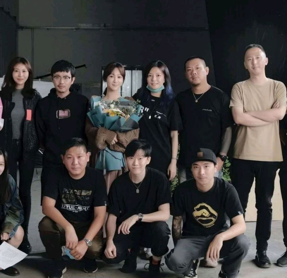 杨紫|杨紫赵薇新剧杀青，二人素颜同框出镜状态佳，相差17岁似姐妹