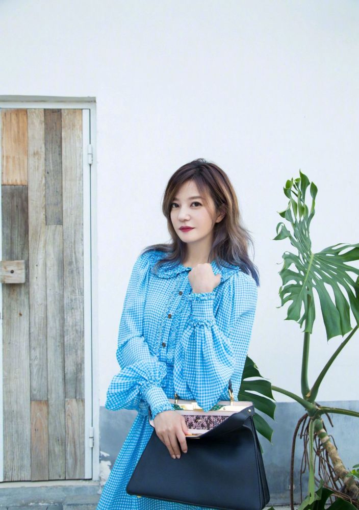 杨紫|杨紫赵薇新剧杀青，二人素颜同框出镜状态佳，相差17岁似姐妹