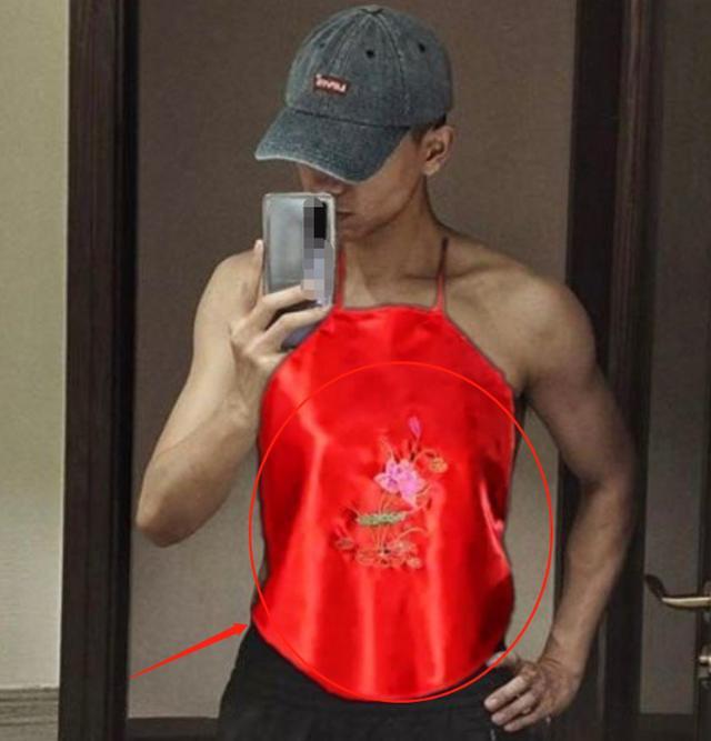 李现自拍腹肌给粉丝发福利打码不打码两个版本还是打码的好看