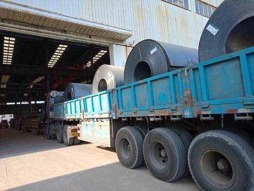 图片中这辆轿车也被钢卷砸了个粉身碎骨,由于一辆