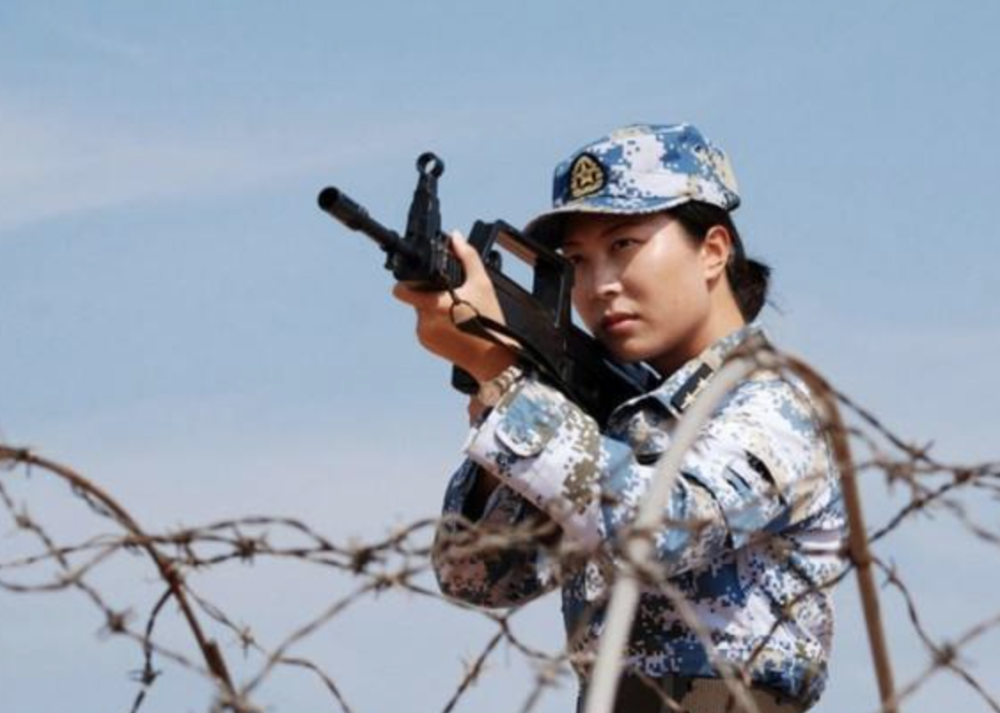 军人的妻子叫军嫂,那女军人的老公叫啥?听完让人笑出声来!