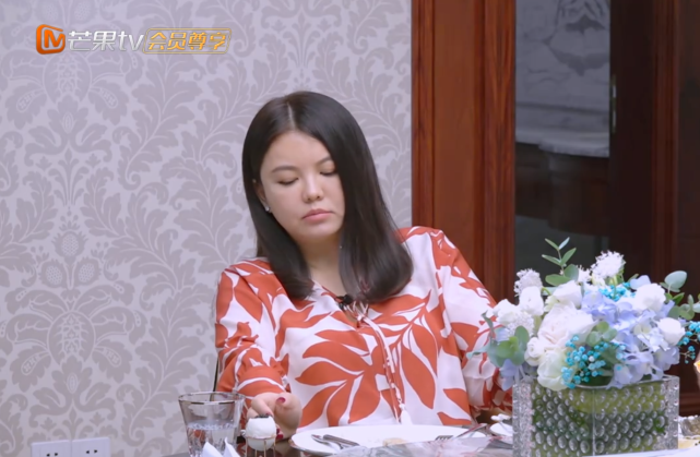 李湘面对美食吃饱就困,头发上都是食物碎屑,画风不要太真实