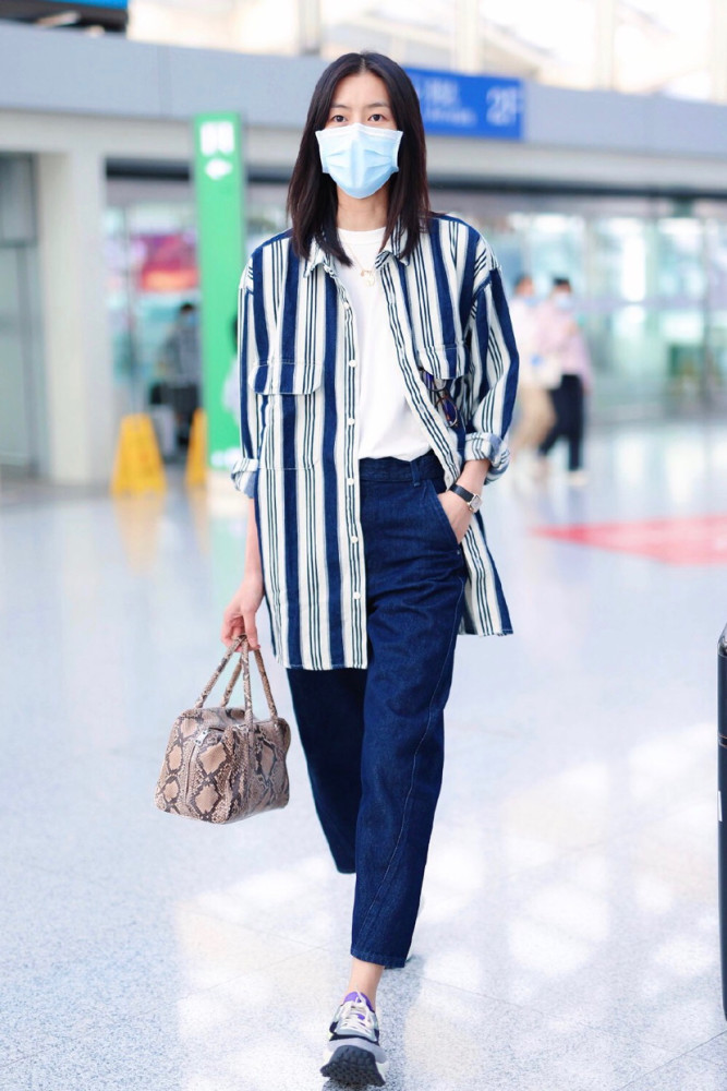 美女明星刘雯身穿条纹衬衫搭配白色t恤与深色牛仔裤简约清爽美图