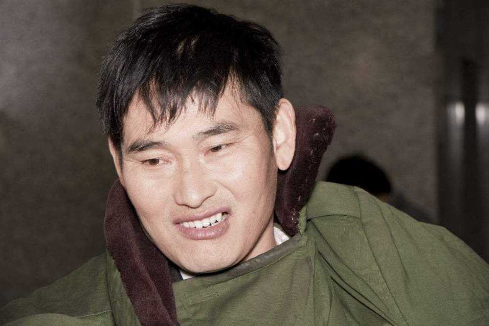草帽姐|草帽姐录央视节目，美颜滤镜开得太大，尼格买提脸都变形了