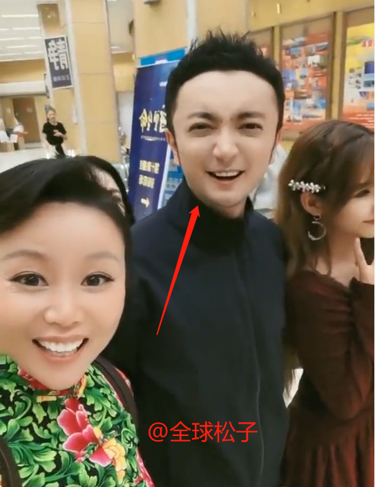 草帽姐|草帽姐录央视节目，美颜滤镜开得太大，尼格买提脸都变形了