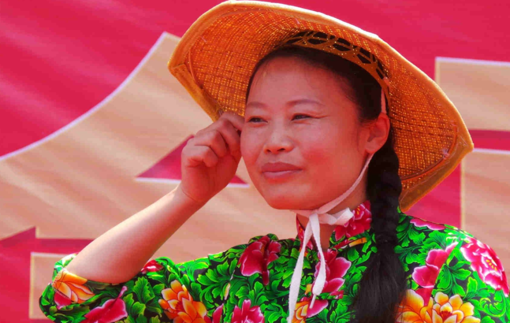 草帽姐|草帽姐录央视节目，美颜滤镜开得太大，尼格买提脸都变形了