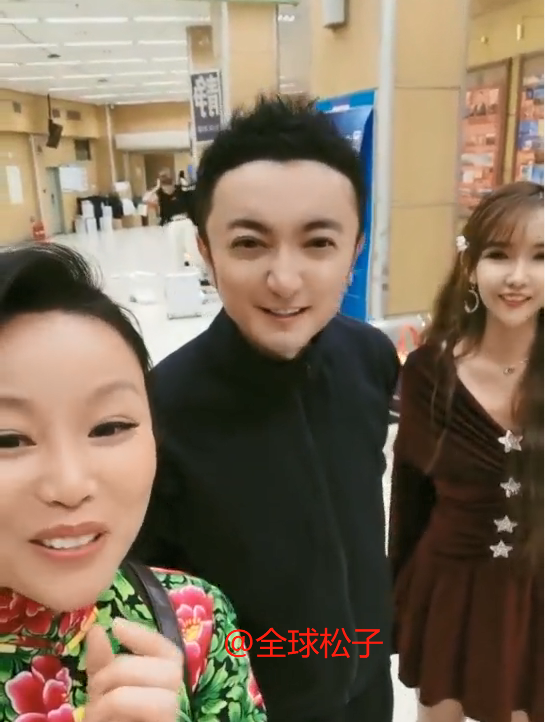 草帽姐|草帽姐录央视节目，美颜滤镜开得太大，尼格买提脸都变形了