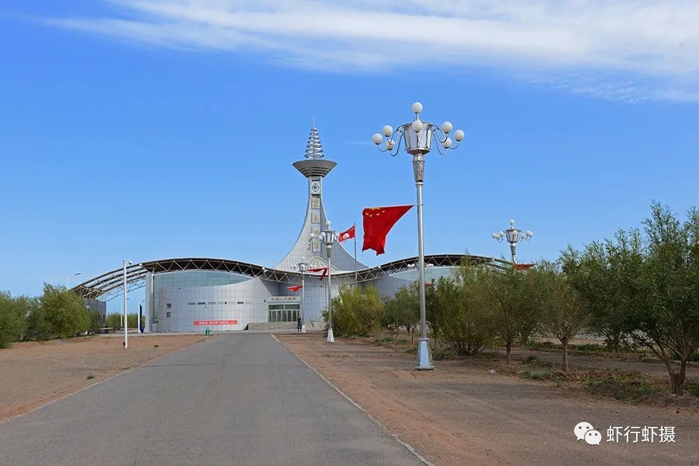 策克口岸位于额济纳旗境内(居延海北行20多公里),距达来呼布镇77公里