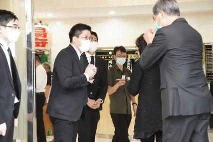 霍启刚|霍启刚祖母去世，夫妻俩外出约会惹争议，葬礼不能握手改抱拳问礼