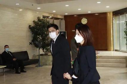 霍启刚|霍启刚祖母去世，夫妻俩外出约会惹争议，葬礼不能握手改抱拳问礼