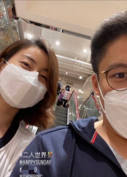 霍启刚|霍启刚祖母去世，夫妻俩外出约会惹争议，葬礼不能握手改抱拳问礼