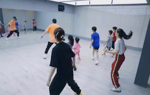 孙俪|孙俪拍戏健身两不误，大清早起来跳舞生活自律，正能量满满