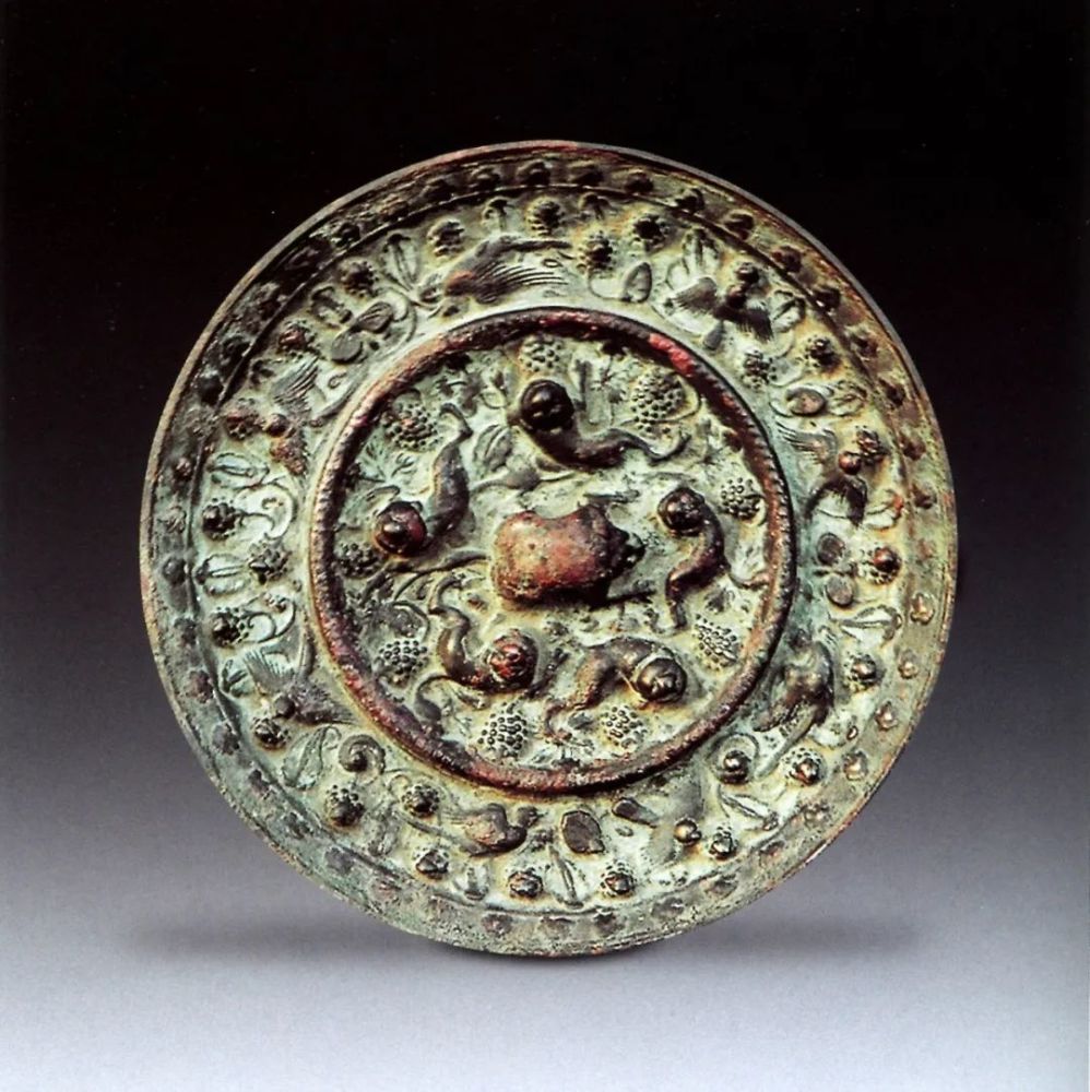 大唐铜镜中的繁奢珍品:唐·瑞兽葡萄镜