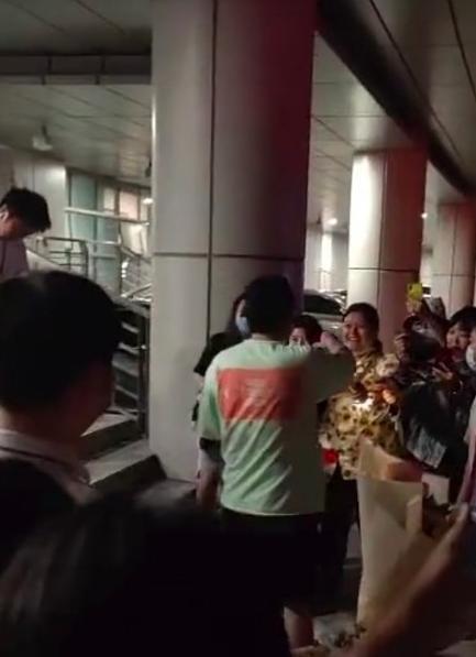 沈腾|沈腾疑似人设崩塌？深夜亮相某会所，与短裙美女交流，路人亲自辟谣