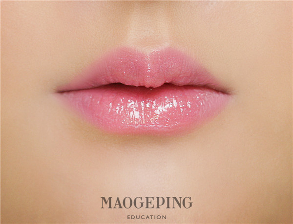 步骤九:唇妆选择蜜桃粉色珠光细闪唇釉.