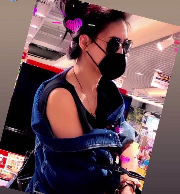 张柏芝|张柏芝凌晨晒近照，工作前都会为儿子买玩具，不知不觉坚持10年
