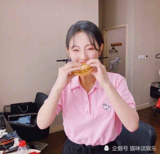 邢菲吃汉堡只敢抿嘴吃网友女明星吃东西就是娇贵些