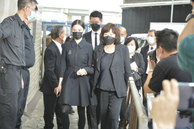 何超莲|窦骁何超莲疑好事将近！穿情侣装现身男方老家，夫妻相合照惹爆笑