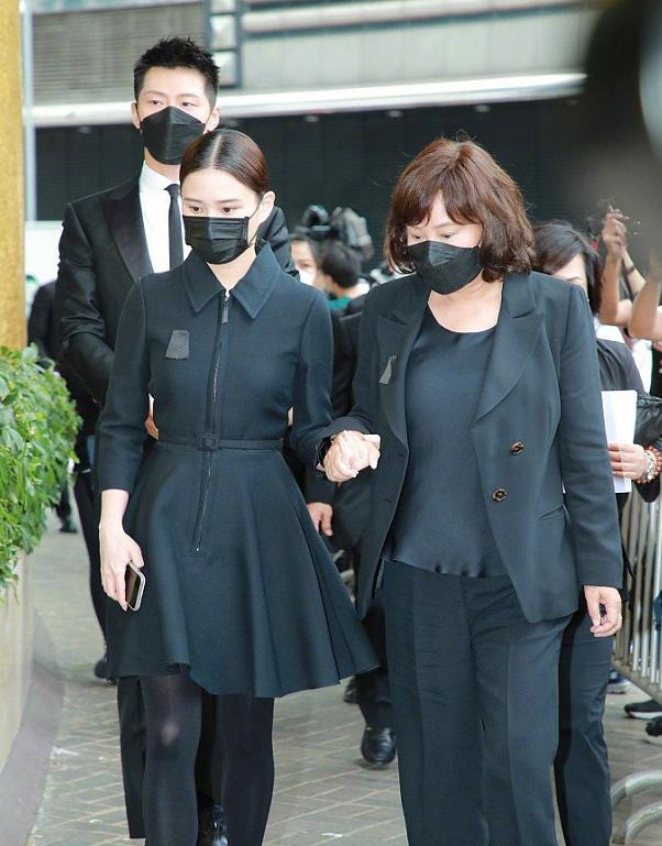 何超莲|窦骁何超莲疑好事将近！穿情侣装现身男方老家，夫妻相合照惹爆笑