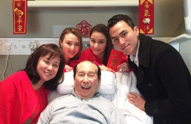 何超莲|窦骁何超莲疑好事将近！穿情侣装现身男方老家，夫妻相合照惹爆笑