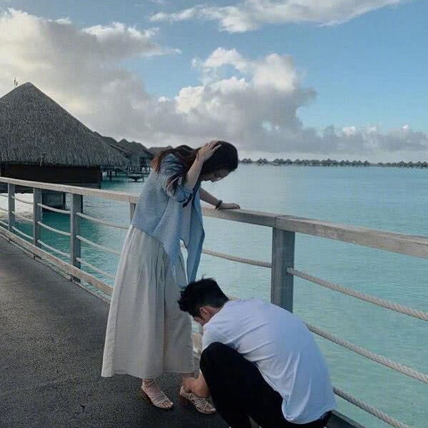 何超莲|窦骁何超莲疑好事将近！穿情侣装现身男方老家，夫妻相合照惹爆笑