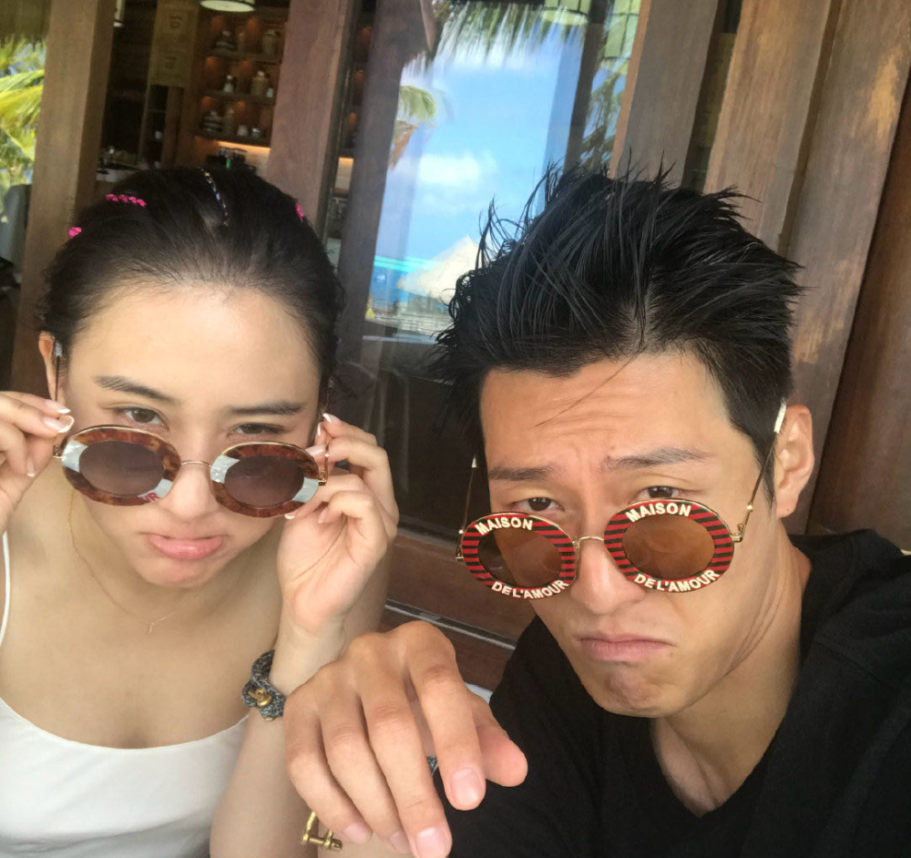 何超莲|窦骁何超莲疑好事将近！穿情侣装现身男方老家，夫妻相合照惹爆笑