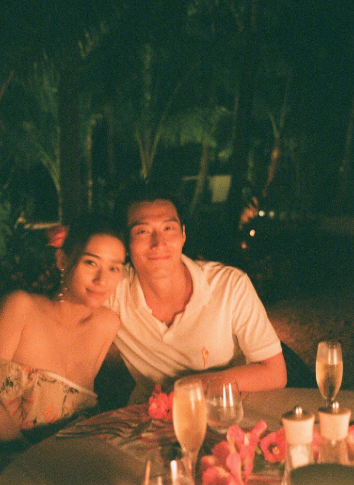 何超莲|窦骁何超莲疑好事将近！穿情侣装现身男方老家，夫妻相合照惹爆笑