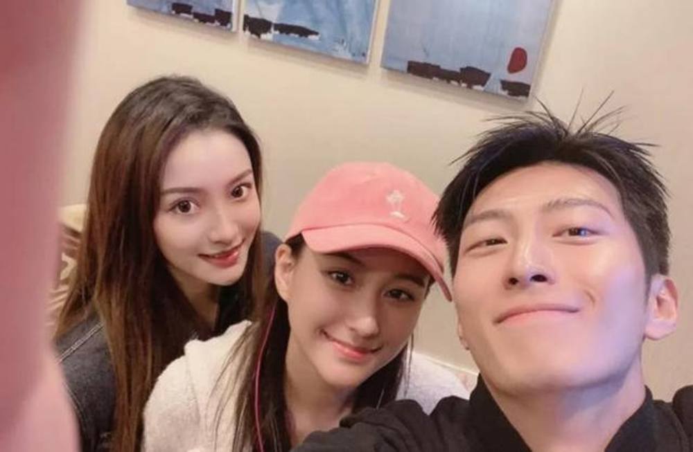 何超莲|窦骁何超莲疑好事将近！穿情侣装现身男方老家，夫妻相合照惹爆笑