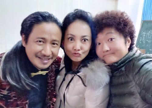 王大治和妻女吃饭被拍,脚踩拖鞋现身苍蝇小馆,事业停滞近况落魄