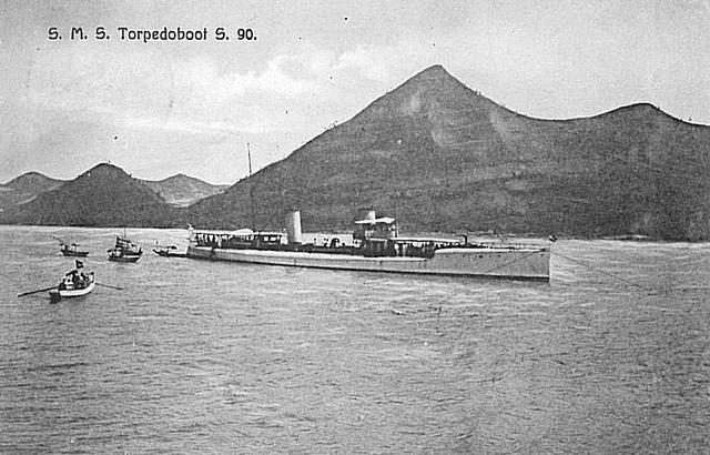 日军270人战死,113人负伤,防护巡洋舰高千穗号沉没;德军200人战死,504