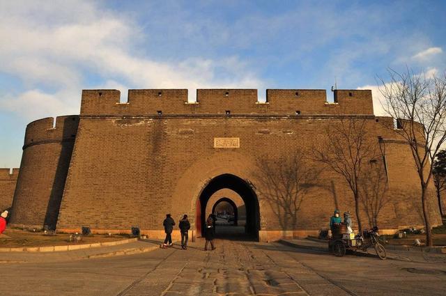 明朝国都,北京城两百多年的建设,城墙高大守城完备,多次挡住外敌