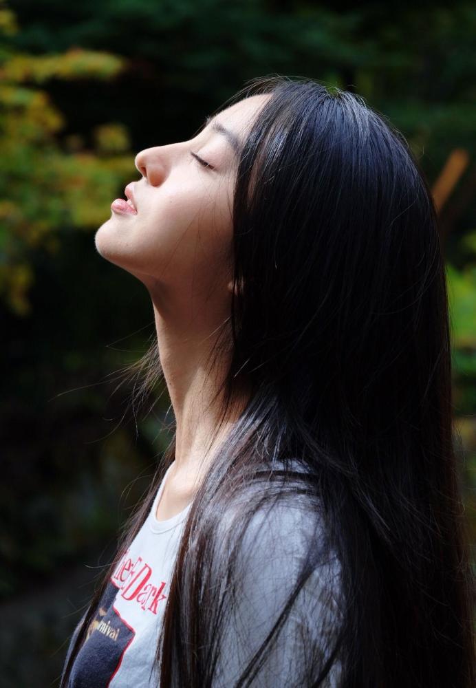 光希小仙女沐浴在阳光下,闭眼抬头感受大自然,甚是享受.
