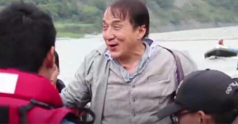成龙|成龙拍戏现场遭遇意外，导演急得流泪，杨洋一番话感动网友！