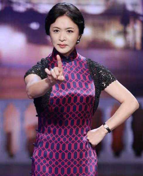 金星真的有53岁吗?穿深蓝大衣尽显优雅,是我见过最随性的女人!