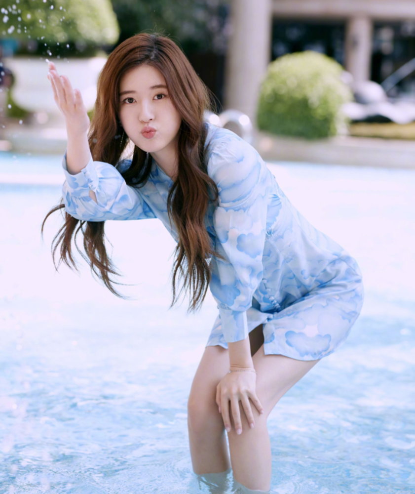 赵露思穿"天空裙",当她站在水中弯腰那刻,这身材让人扛不住了