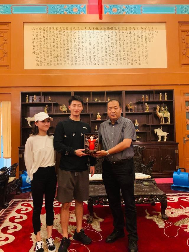 窦骁|窦骁携女友回老家西安，疑带其见家人，何超莲全素颜打扮低调