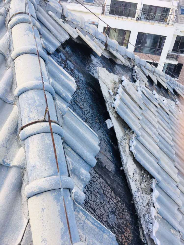 大连旅顺口区一居民楼屋顶瓦片险脱落相关部门10天内火速修缮