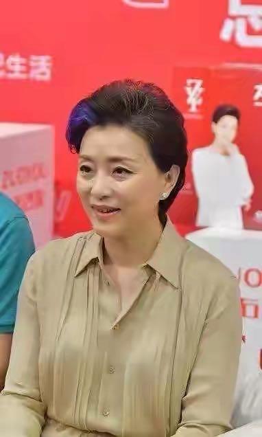 杨澜老得迷人!52岁挑染蓝发好时髦,头发白大眼袋脸却让人自卑
