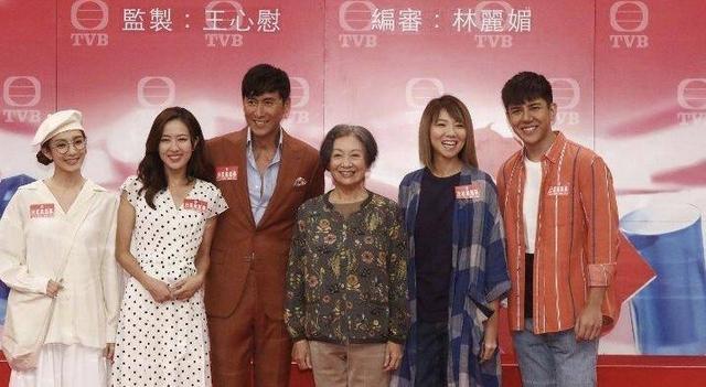 王君馨|TVB新剧试造型，王君馨眼镜妹形象亮眼，直言期待和鲍起静合作