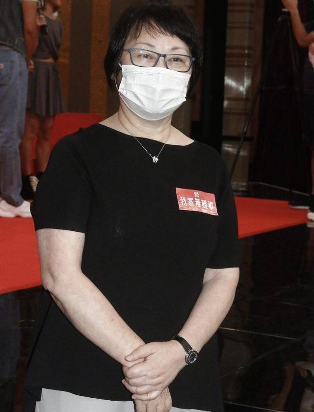 王君馨|TVB新剧试造型，王君馨眼镜妹形象亮眼，直言期待和鲍起静合作