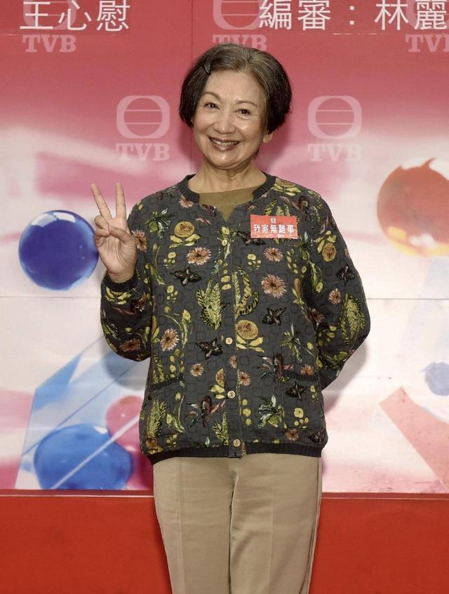 王君馨|TVB新剧试造型，王君馨眼镜妹形象亮眼，直言期待和鲍起静合作