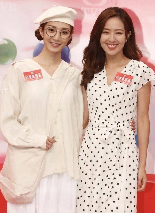 王君馨|TVB新剧试造型，王君馨眼镜妹形象亮眼，直言期待和鲍起静合作