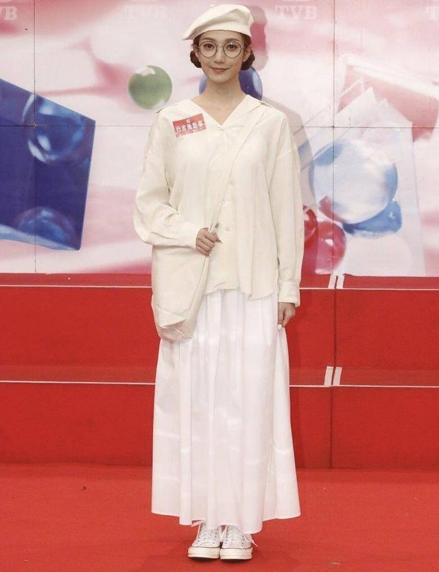 王君馨|TVB新剧试造型，王君馨眼镜妹形象亮眼，直言期待和鲍起静合作