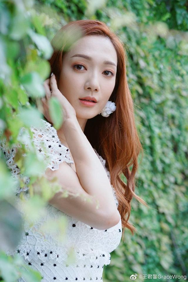 王君馨|TVB新剧试造型，王君馨眼镜妹形象亮眼，直言期待和鲍起静合作