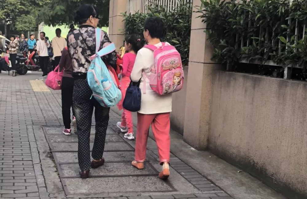 家长接送孩子被批,教授:迟早惯坏孩子!家长:现实情况不允许_腾讯新闻